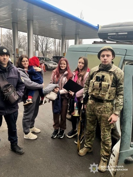 Поліція евакуювала дві родини з прифронтової Преображенки під безперервними обстрілами
