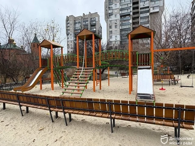 Дніпро оновлює дитячі майданчики: безпечні простори для дітей з’являються у місті