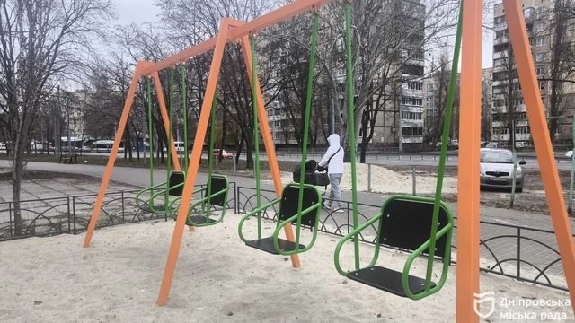 Дніпро оновлює дитячі майданчики: безпечні простори для дітей з’являються у місті