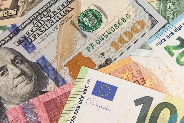 Долар в Україні: експерти радять, коли купувати, а коли чекати