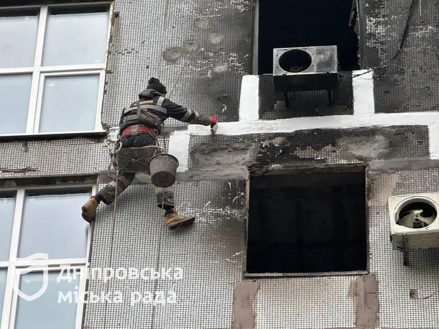 Після ракетного удару по Дніпру житло відновлюють за підтримки міжнародних партнерів