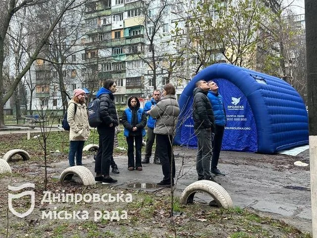 Після ракетного удару по Дніпру житло відновлюють за підтримки міжнародних партнерів