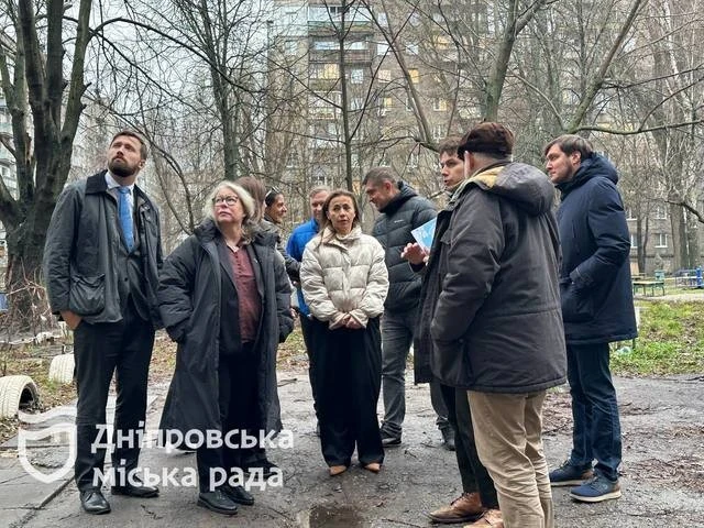 Після ракетного удару по Дніпру житло відновлюють за підтримки міжнародних партнерів