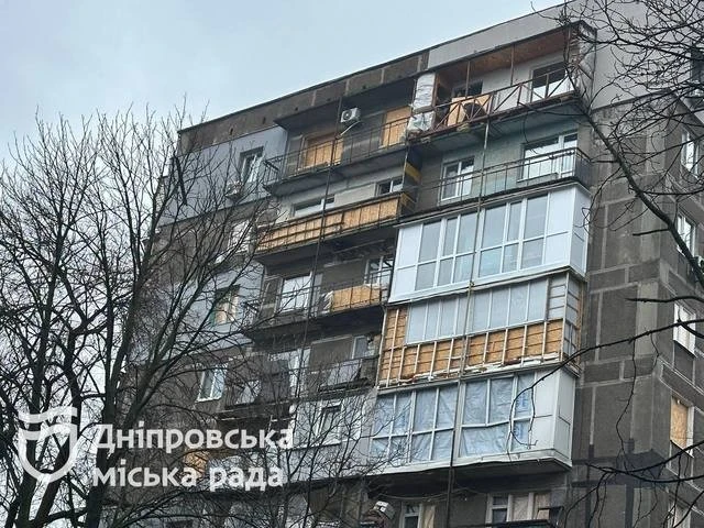 Після ракетного удару по Дніпру житло відновлюють за підтримки міжнародних партнерів