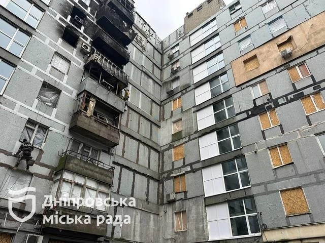 Після ракетного удару по Дніпру житло відновлюють за підтримки міжнародних партнерів