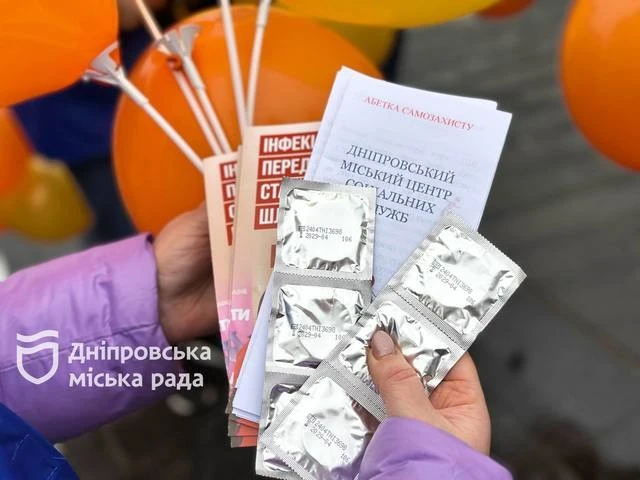 У Дніпрі нагадали про ВІЛ: місто долучилося до Всесвітнього дня боротьби зі СНІДом