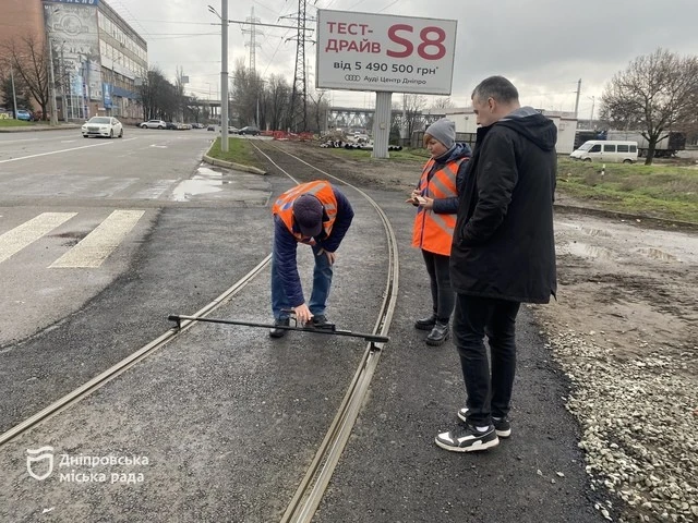 Ключовий трамвайний вузол у Дніпрі оновили перед зимою: ремонт завершили без підрядників