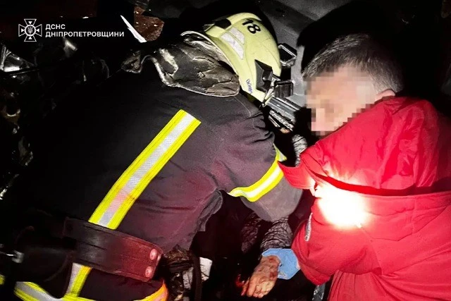 Ранкова аварія під Дніпром: рятувальники дістали з понівеченого авто 21-річного водія