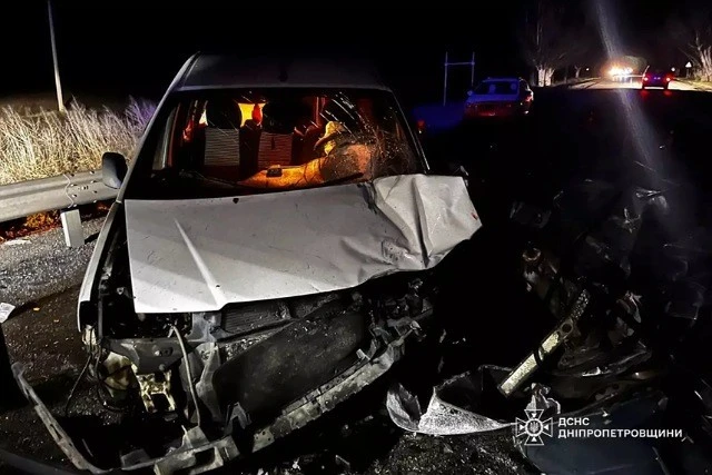 Ранкова аварія під Дніпром: рятувальники дістали з понівеченого авто 21-річного водія