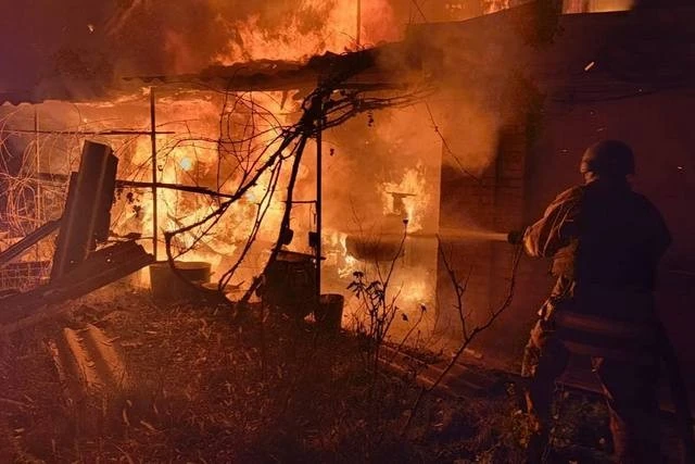 Нічні атаки на Дніпропетровщину: три райони постраждали від обстрілів
