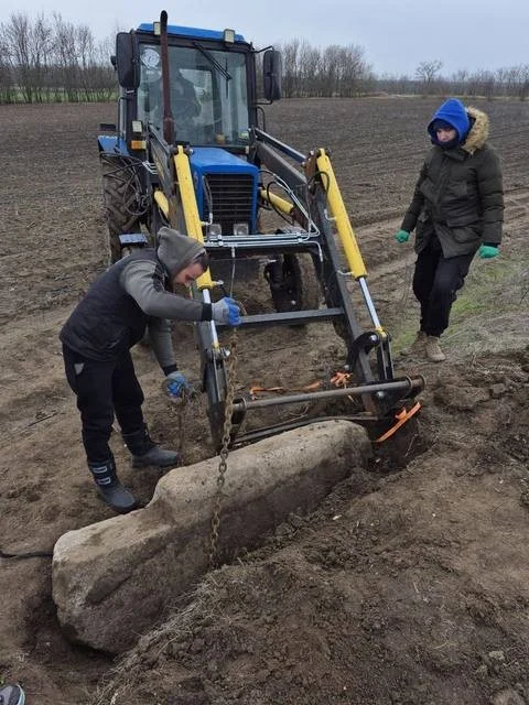 Артефакт, що пережив плуг: у полі під Дніпром знайшли кам’яну стелу бронзової доби