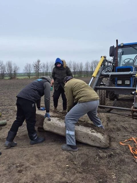 Артефакт, що пережив плуг: у полі під Дніпром знайшли кам’яну стелу бронзової доби