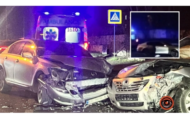 У Дніпрі вечірнє ДТП: Lexus врізався у Toyota, жінку госпіталізовано