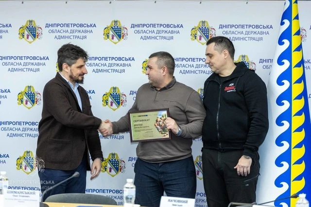 Власний дім після фронту: на Дніпропетровщині ветеранам передали житлові сертифікати
