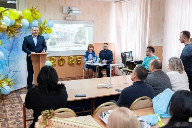 Сто років навчати попри війну: як педагогічний коледж у Нікополі тримає місто