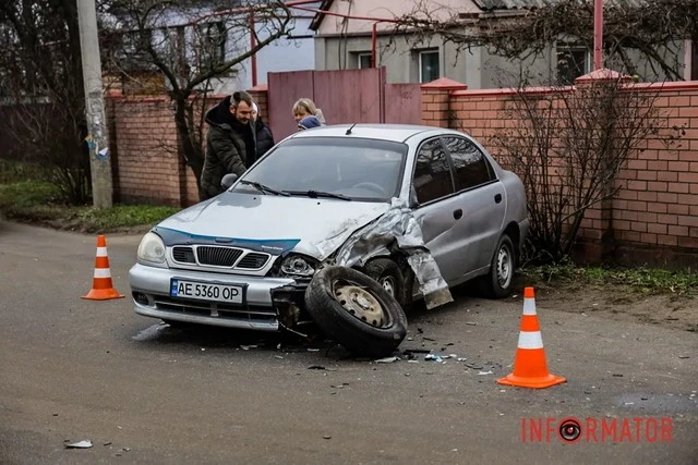 Перекидання серед білого дня: на вулиці Незламній у Дніпрі сталася аварія з травмованою