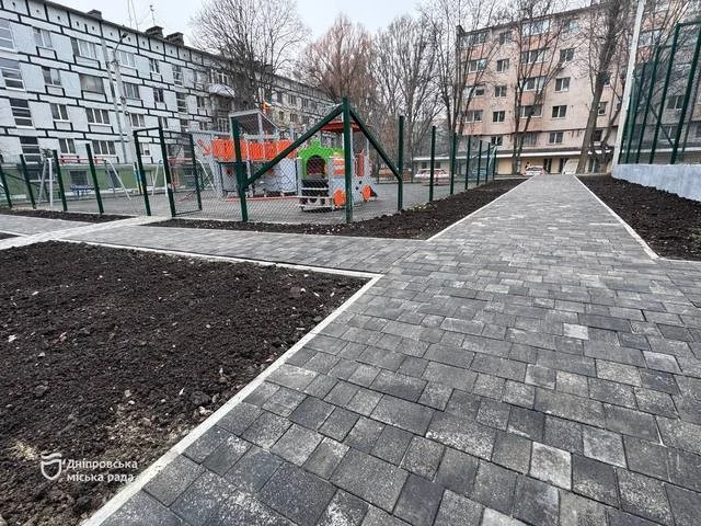 У Шевченківському районі Дніпра оновили сквери та майданчики для відпочинку сімей