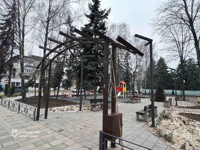 У Шевченківському районі Дніпра оновили сквери та майданчики для відпочинку сімей