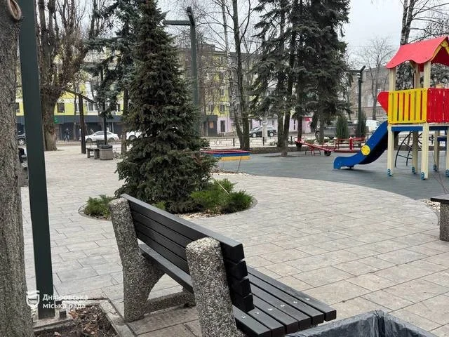 У Шевченківському районі Дніпра оновили сквери та майданчики для відпочинку сімей