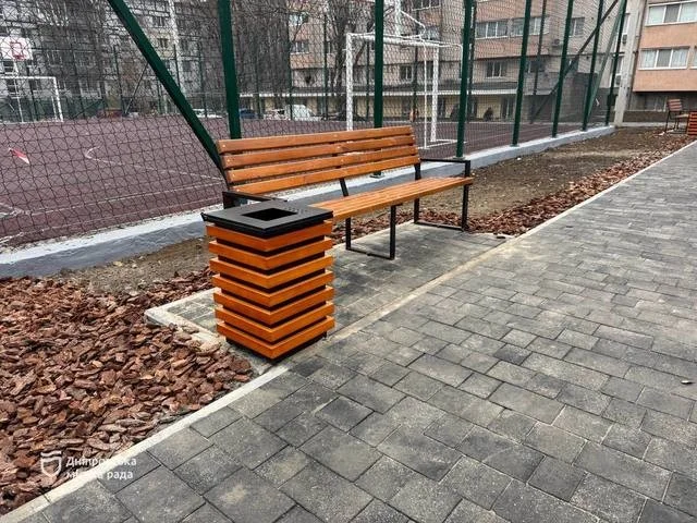 У Шевченківському районі Дніпра оновили сквери та майданчики для відпочинку сімей