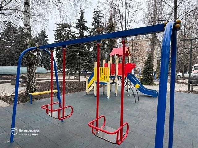 У Шевченківському районі Дніпра оновили сквери та майданчики для відпочинку сімей