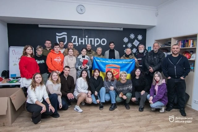 Тепло з тилу для фронту: молодь Дніпра підготувала сотні святкових пакунків для захисників