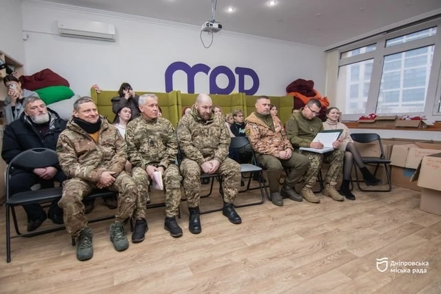 Тепло з тилу для фронту: молодь Дніпра підготувала сотні святкових пакунків для захисників