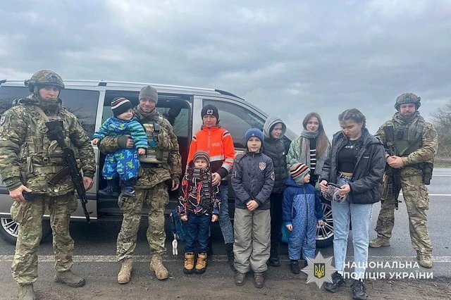 Поліцейські вивезли багатодітну сім’ю з прифронтового Никополя