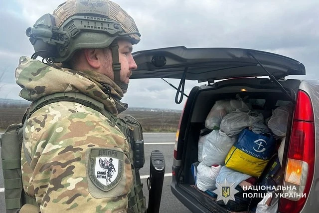 Поліцейські вивезли багатодітну сім’ю з прифронтового Никополя