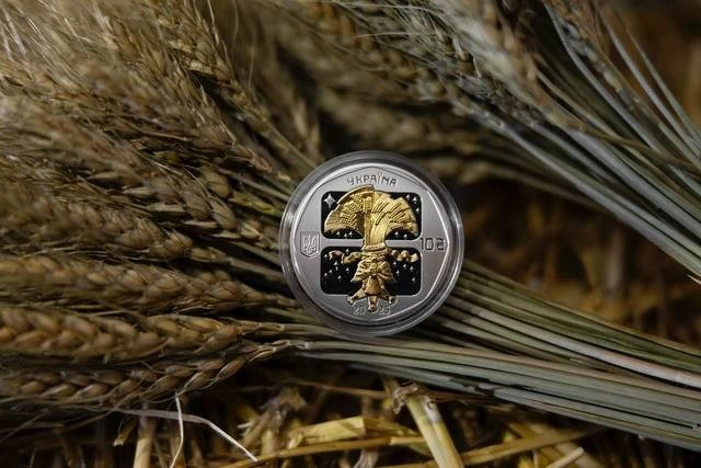 Нацбанк представив нову срібну монету до Різдва