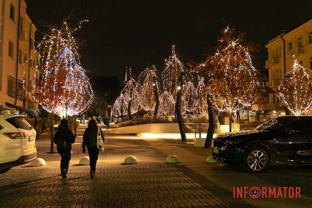Святкове сяйво Яворницького: центр Дніпра перетворився на різдвяну алею