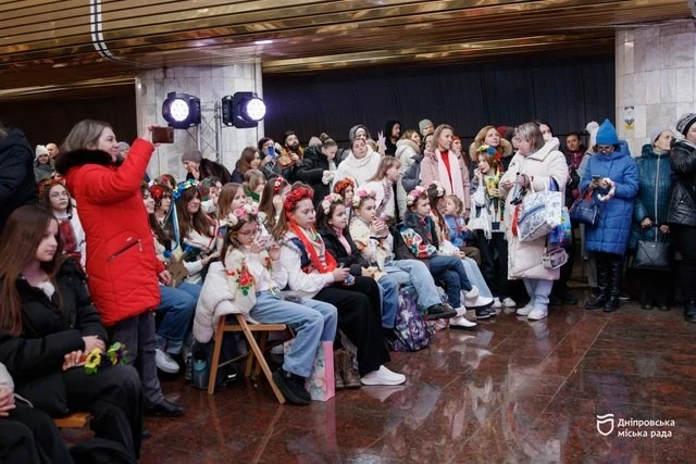 Колядки у підземці: на Святвечір діти перетворили дніпровське метро на велику сцену