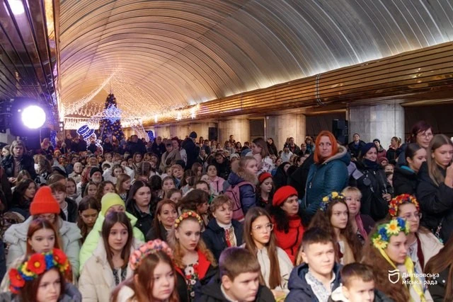 Колядки у підземці: на Святвечір діти перетворили дніпровське метро на велику сцену