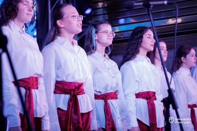 Колядки у підземці: на Святвечір діти перетворили дніпровське метро на велику сцену