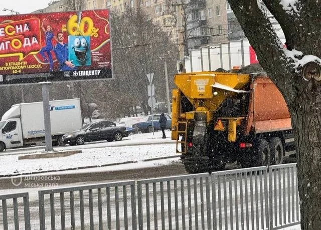 Дніпро під снігом: комунальні служби працюють без перерв