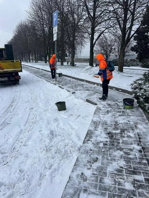 Дніпро під снігом: комунальні служби працюють без перерв