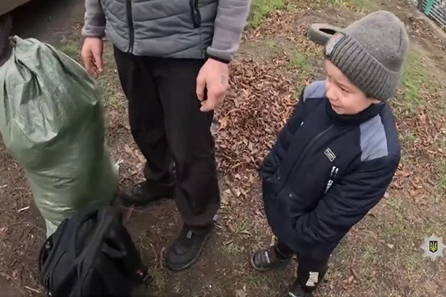 Під вогнем і загрозою авіабомб: поліцейські вивезли з Синельниківщини літніх людей і родину з дитиною