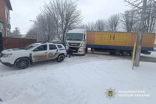 Поліцейські Дніпропетровщини допомагають водіям під час негоди