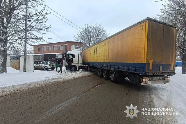 Поліцейські Дніпропетровщини допомагають водіям під час негоди
