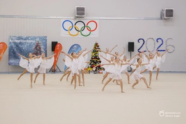 У Дніпрі юні гімнастки перетворили спортивну арену на різдвяну сцену