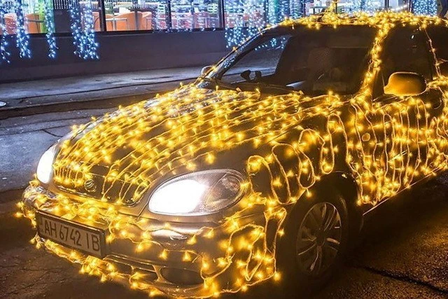 Світло на колесах: у Дніпрі новорічний автопробіг поєднав свято та допомогу військовим