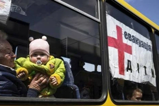 Обов’язкова евакуація на сході: понад три тисячі дітей разом із сім’ями вивезуть у безпечні райони