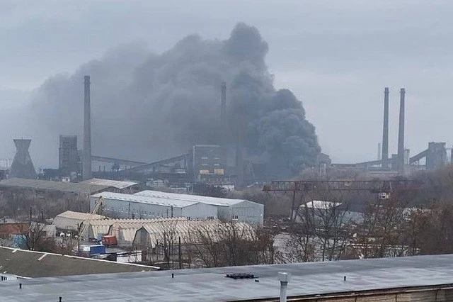 Сильна пожежа на території коксохіму у Дніпрі: що відомо