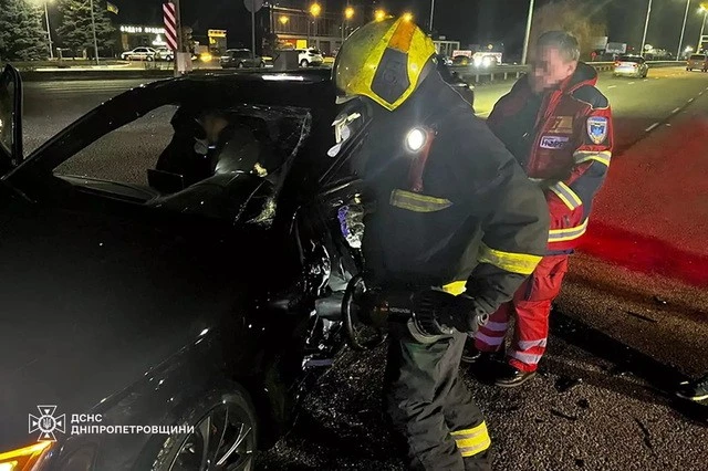 Серйозна ДТП під Дніпром: рятувальники деблокували водія Audi