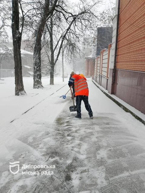 Дніпро під снігом: комунальні служби працюють без перерв