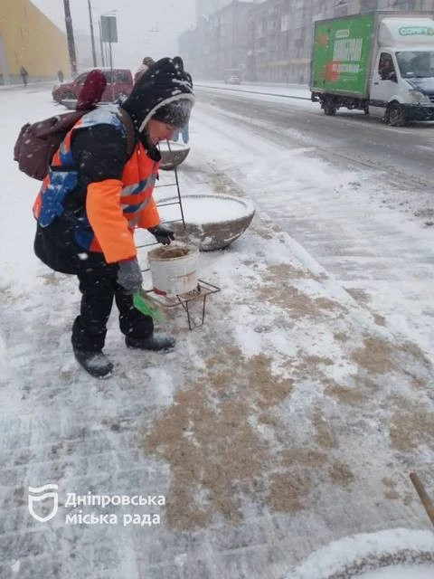 Дніпро під снігом: комунальні служби працюють без перерв