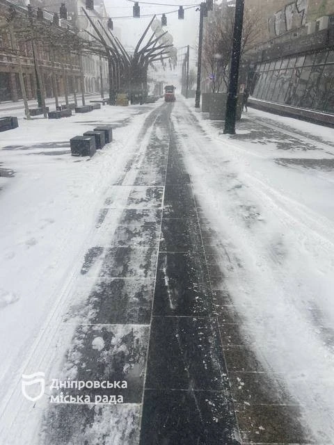 Дніпро під снігом: комунальні служби працюють без перерв