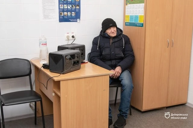 Тепло, їжа і шанс почати знову: як у Дніпрі працює відділення допомоги бездомним