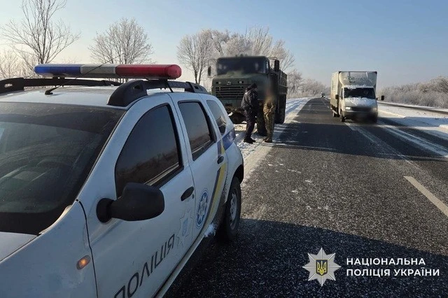 Поліцейські Кам’янського району врятували військових та водіїв у снігову заметіль