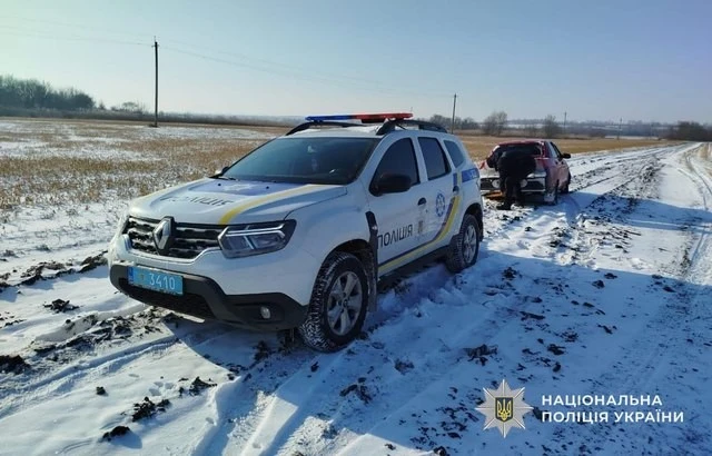 Поліцейські Кам’янського району врятували військових та водіїв у снігову заметіль